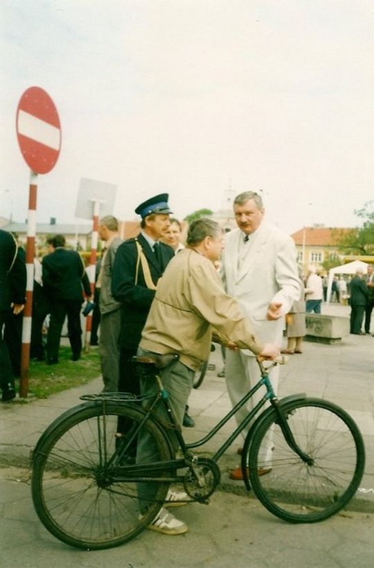 W służbie obywatela. Senator Jerzy Adamski przestrzega rowerzystę przed jazdą w stanie nietrzeźwym.