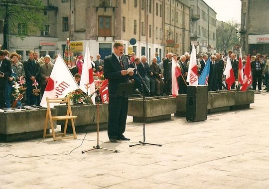 Jeszcze raz 1 Maja. Przemawia senator Jerzy Adamski. W tle działacze socjaldemokratycznej młodzieżówki.